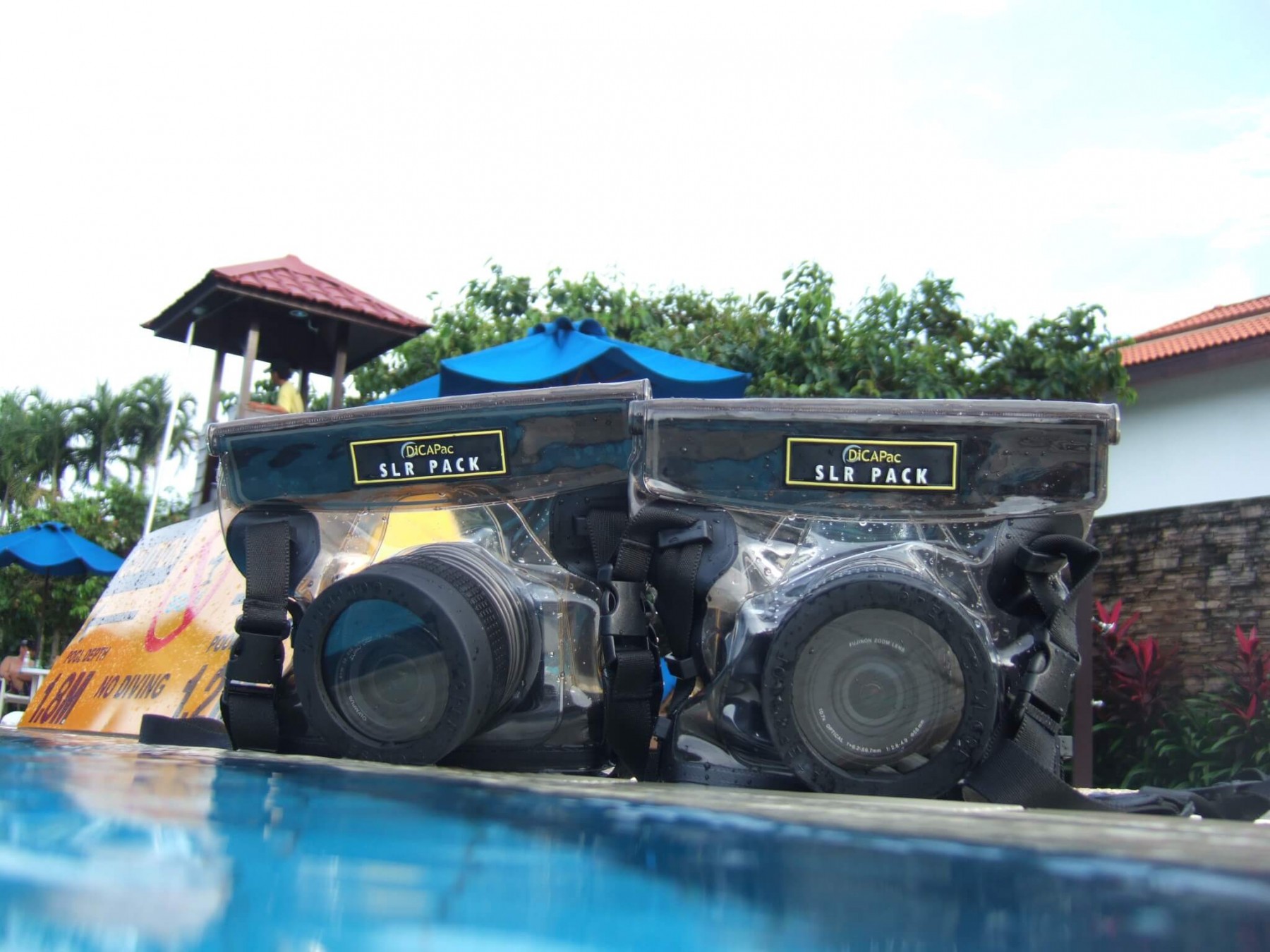 DiCAPac WP-S10 Spiegelreflexkamera Unterwassergehäuse seite mit kamera